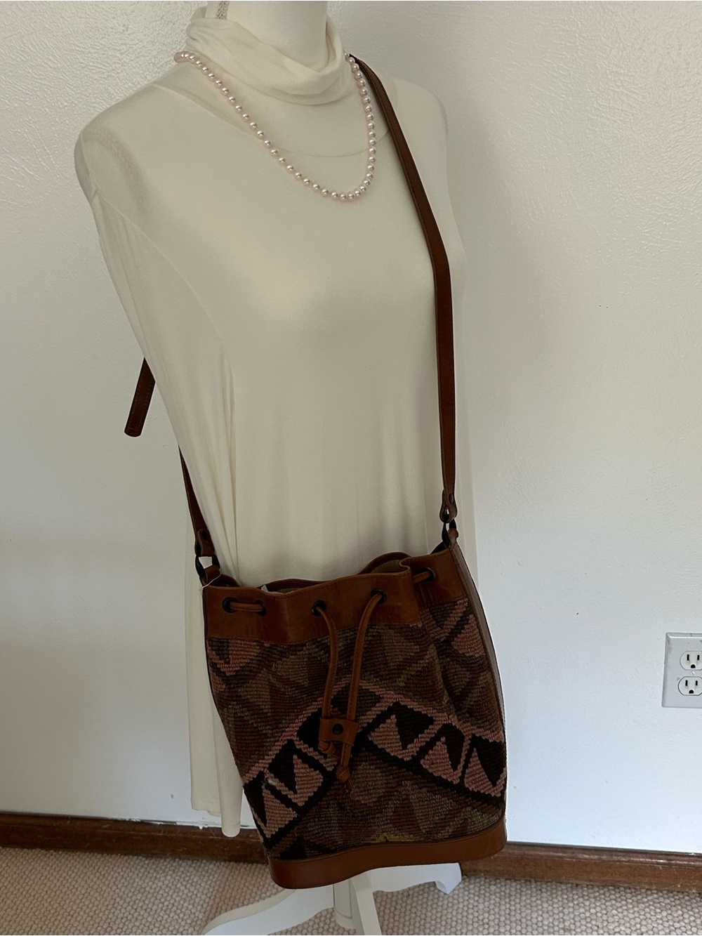NWT -Stunning Kilim and Leather Vintage, Bucket Bag, Brown and Pink Pattern - Picture 8 of 10